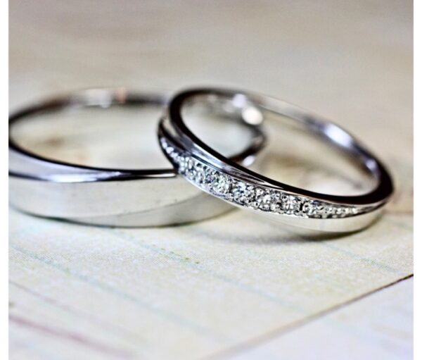 ダイヤモンドが斜めに並ぶエタニティの結婚指輪オーダー作品