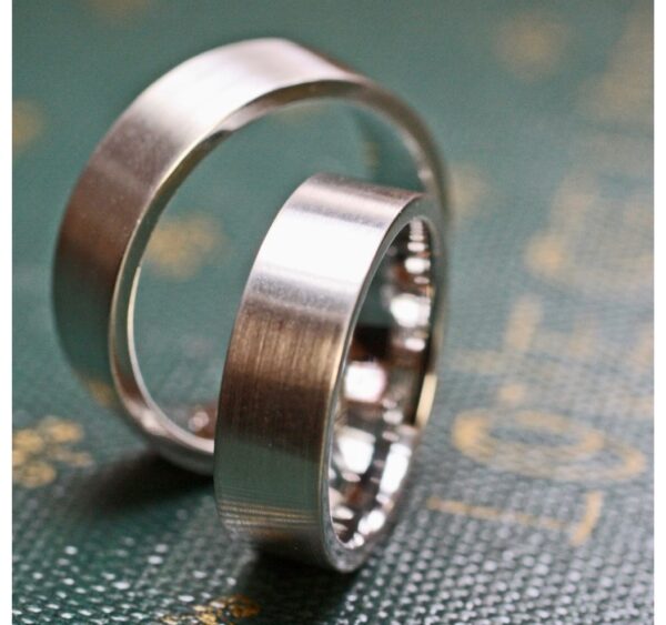 ヘアラインマットのオシャレな幅広結婚指輪