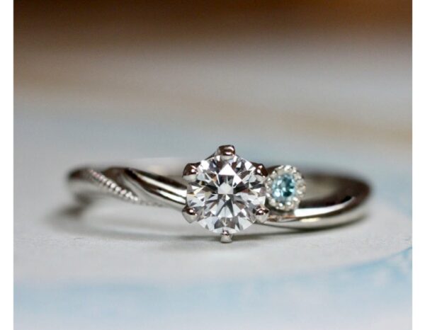 白いダイヤモンドとブルーダダイヤモンドが輝く婚約指輪オーダー作品