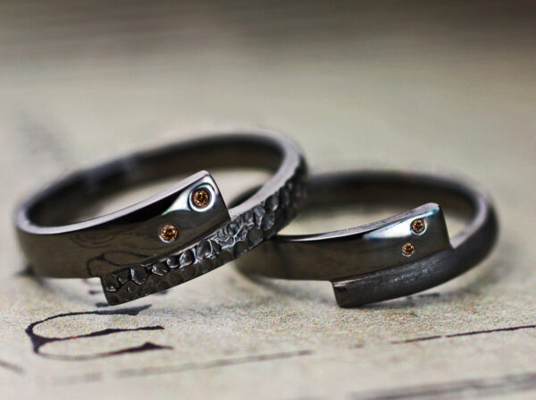 ブラックゴールドでオーダー製作されたスネークデザイン結婚指輪作品