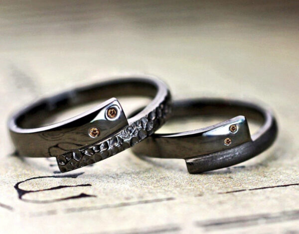 ブラックゴールドのスネークリングにプラウンダイヤモンドをセットした結婚指輪オーダー作品