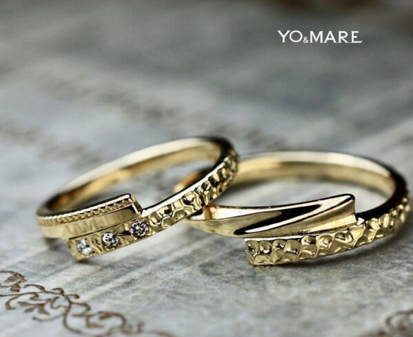ゴールドのスネークリングにダイヤモンドが3ピース並ぶ結婚指輪オーダーメイド作品