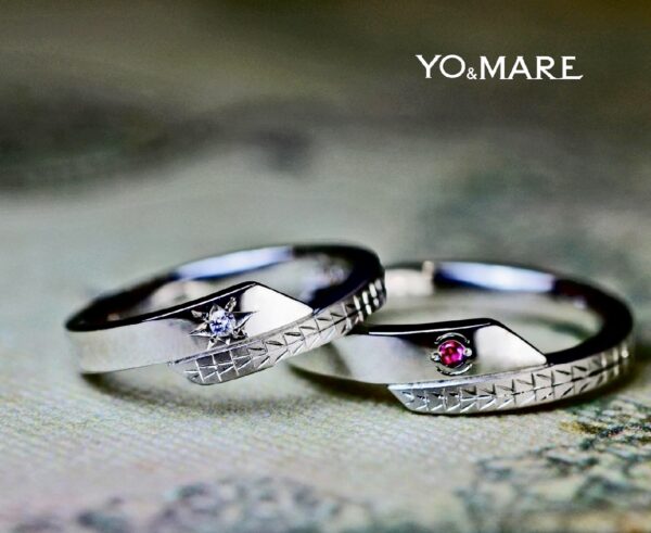 ムーンストーンとルビーがセットされ、そのシッポには個性的な模様が入るスネークのデザインの結婚指輪オーダー作品