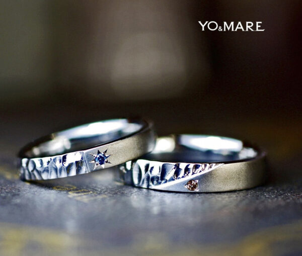 ブルーダイヤモンドとブラウンダイヤモンドの星が、異なるテクスチャーが交わるリングにデザインされた結婚指輪オーダーメイド作品