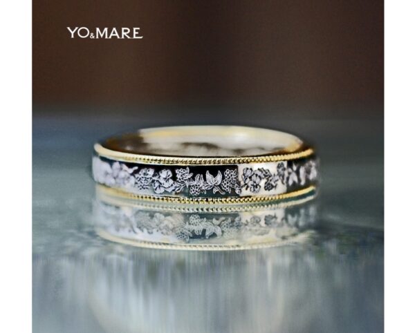 ブラックベリーの模様が一周に入るゴールドとプラチナのコンビ結婚指輪オーダー作品 