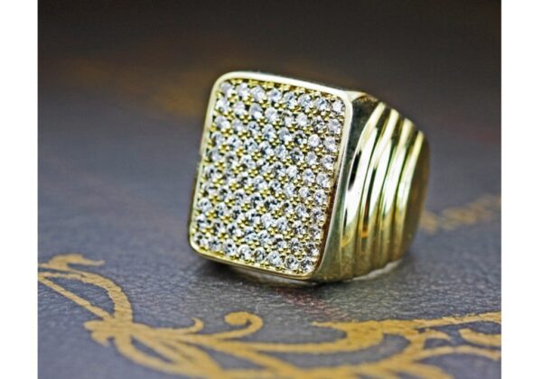 80ピースのダイヤモンドをパヴェセットで留めたゴールドリングオーダーメイド作品