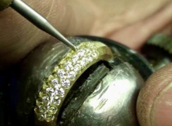 ダイヤモンドを指輪に敷き詰める技法-パヴェセット！