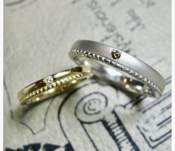 ミルグレインが輝く色違いの結婚指輪作品