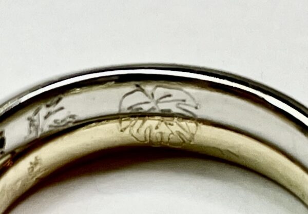 ウミガメとニモが舞う海の手彫り模様の結婚指輪の内側模様