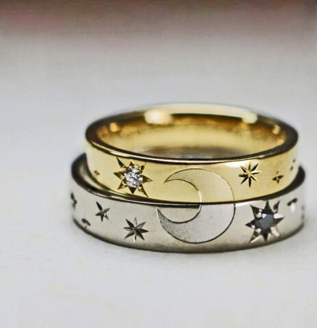 結婚指輪を重ねて月と星の模様を描いたゴールドとプラチナのオーダー作品