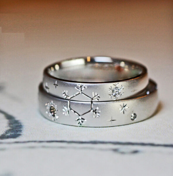 ２本重ねて雪の結晶をつくるオーダーメイド結婚指輪