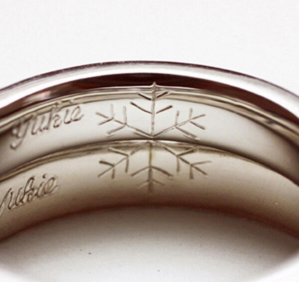結婚指輪を２本重ねて、リング内側に雪の結晶マークをつくったオーダーメイド作品 