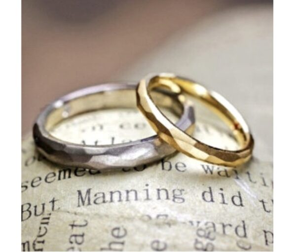 ゴールドとグレイのペアを氷のテクスチャーにデザインした結婚指輪コレクション