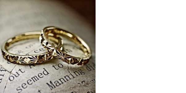 ゴールドリングに幾何学模様を手彫りで入れた結婚指輪オーダーメイド作品 