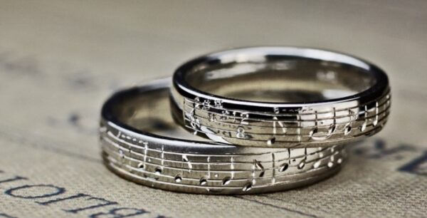 【オリジナル曲の楽譜】を手彫り模様で入れた結婚指輪オーダー作品 ＞