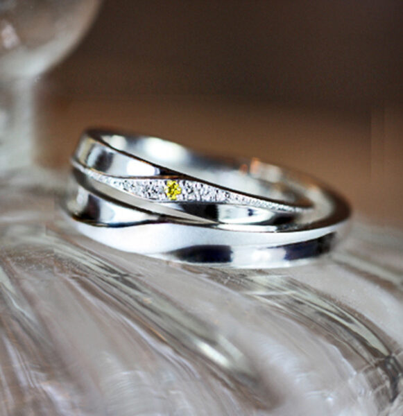 【結婚指輪にイエローダイヤ】が個性的にデザインされたオーダーメイド作品