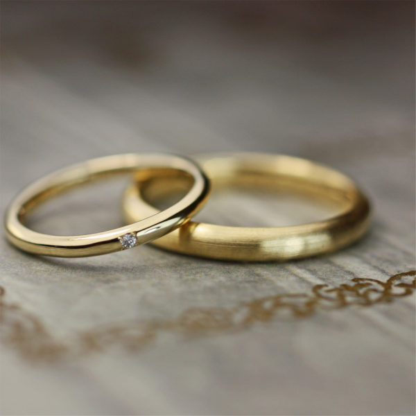 極細のゴールドリングに ヘアラインの艶消しを加えたオーダー結婚指輪