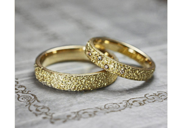 キラキラ光るレモンシュガーをデザインしたゴールドの結婚指輪