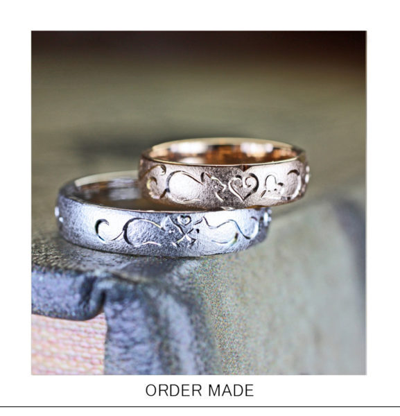 【ネコの模様】がピンクゴールド＆ホワイトの結婚指輪に入った作品