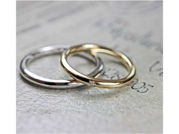 シンプルなゴールドとプラチナの結婚指輪ペア