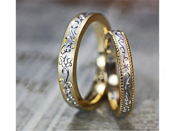 ゴールドとプラチナのコンビリングにユリの柄を手彫りで入れた結婚指輪