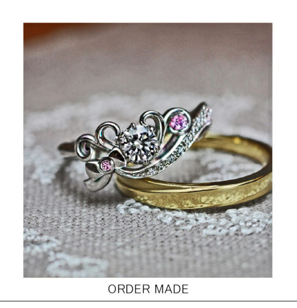 【ティアラ＆リボン】にピンクダイヤがアクセントになったの婚約指輪