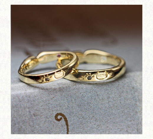 ネコが薬指にハグしているような デザインの結婚指輪