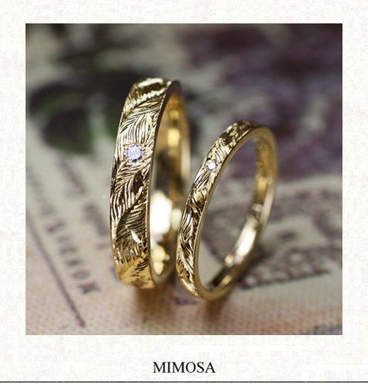 【幸運を呼ぶ結婚指輪】ミモザの模様が入るゴールドのオーダー作品