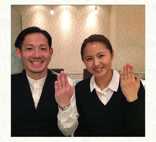 ブルーダイヤモンドの 青い十字架をつくる結婚指輪を作ったカップル