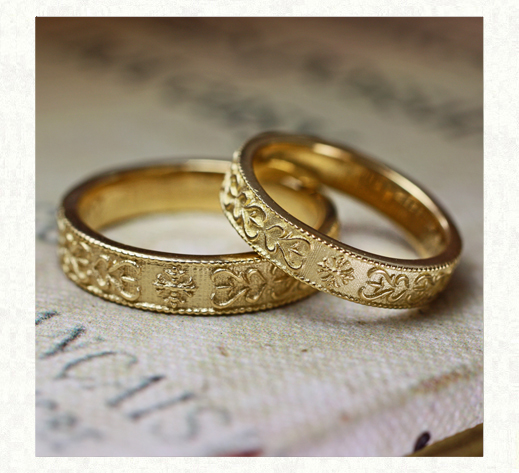 アート【模様】をゴールドの結婚指輪に浮柄デザインしたオーダー作品　1