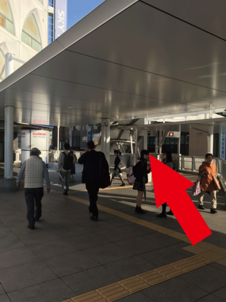 柏駅東口を出て直進して頂くと、 左手に[ビックカメラ]、右手にエスカレーターがございます。  右手のエスカレーターを降りて頂きます。