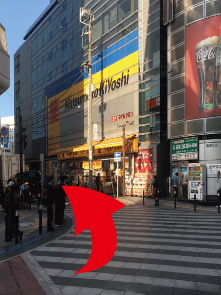 エレベーターを降りるとすぐに交差点があり、 左手に[マツモトキヨシ]があります。  左折してください。
