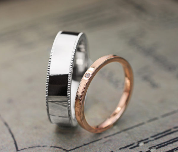 幅広のメンズプラチナと細いレディスピンクのオーダーメイド結婚指輪
