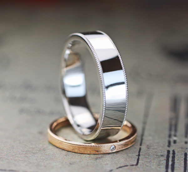 幅広のメンズプラチナと細いレディスピンクのオーダーメイド結婚指輪