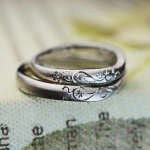 ２本重ねてイニシャルＴとＹのハートを作るオーダーメイドの結婚指輪