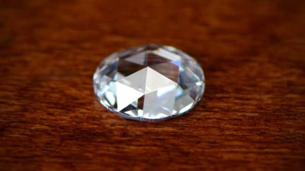 ローズカットのダイヤモンドで婚約指輪をオーダーメイドする