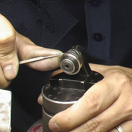 ダイヤを指輪に敷き詰める技法-パヴェ